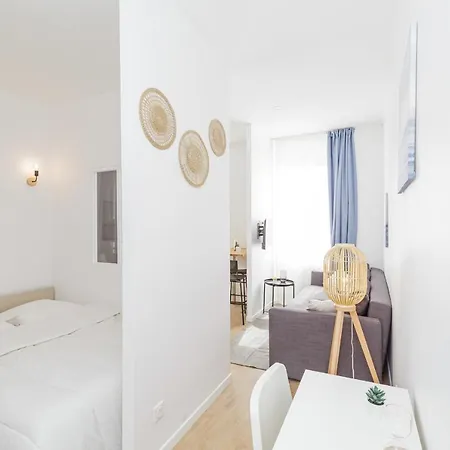 23 M Bright And Renovated Courtyard Side Paris
