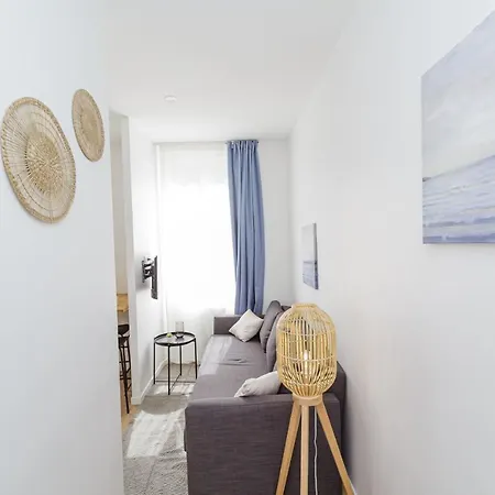 23 M Bright And Renovated Courtyard Side