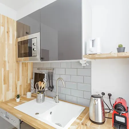 23 M Bright And Renovated Courtyard Side *
